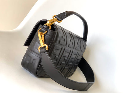 Sac Fend Baguette 27 en cuir noir à motif FF GHW 