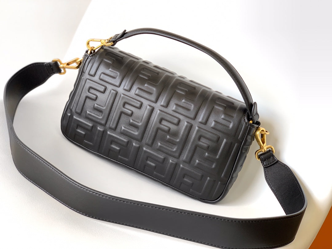 Sac Fend Baguette 27 en cuir noir à motif FF GHW 