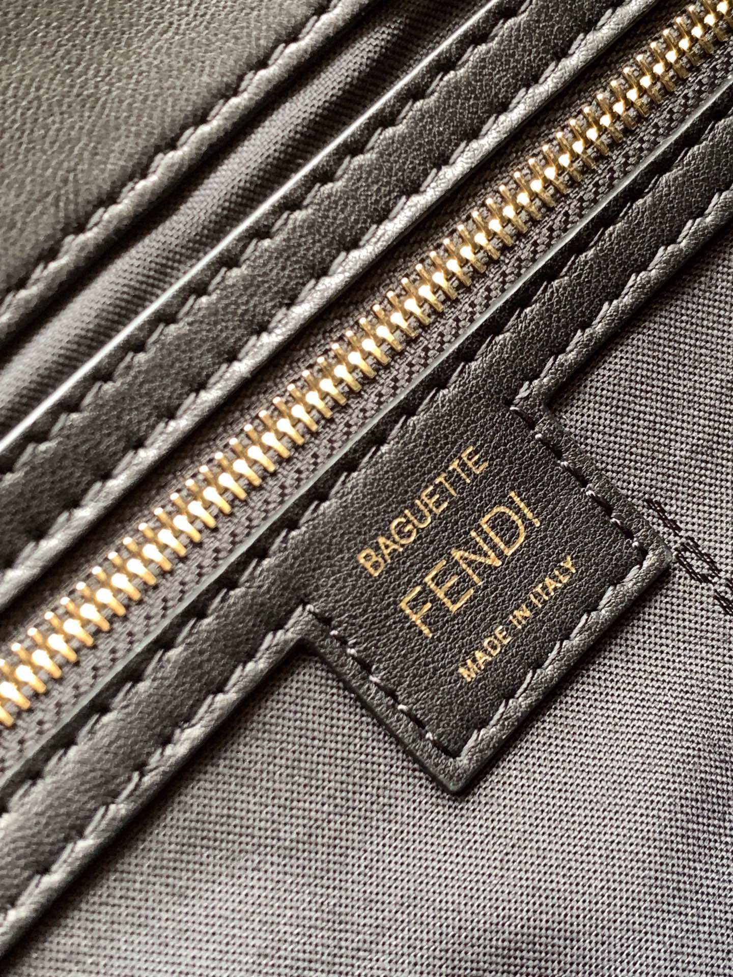 Sac Fend Baguette 27 en cuir noir à motif FF GHW 