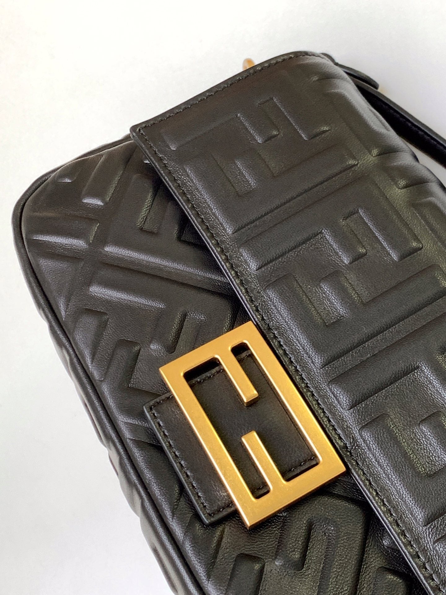 Sac Fend Baguette 27 en cuir noir à motif FF GHW 