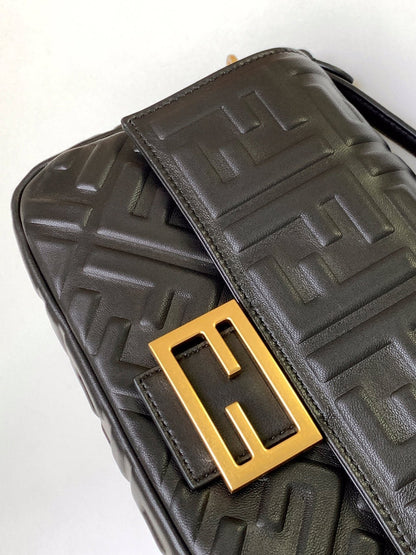 Sac Fend Baguette 27 en cuir noir à motif FF GHW 