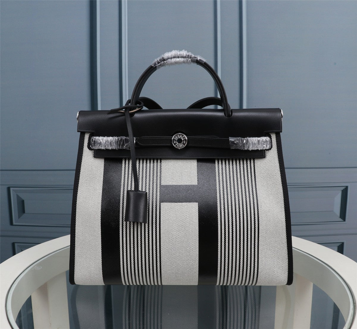 HM HERBAG ZIP 31 LONA CON MOTIVO DE LÍNEAS EN BLANCO Y NEGRO