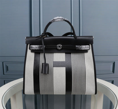 HM HERBAG ZIP 31 LONA CON MOTIVO DE LÍNEAS EN BLANCO Y NEGRO