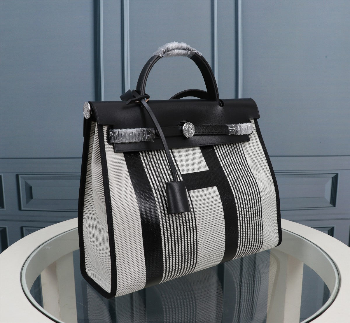 HM HERBAG ZIP 31 LONA CON MOTIVO DE LÍNEAS EN BLANCO Y NEGRO