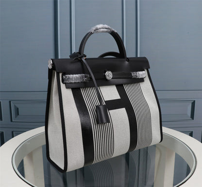 HM HERBAG ZIP 31 LONA CON MOTIVO DE LÍNEAS EN BLANCO Y NEGRO