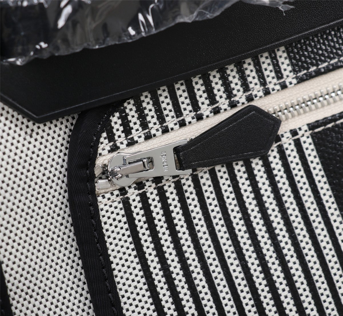 HM HERBAG ZIP 31 LONA CON MOTIVO DE LÍNEAS EN BLANCO Y NEGRO