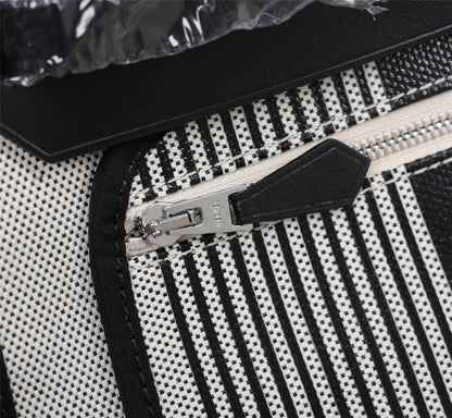 HM HERBAG ZIP 31 LONA CON MOTIVO DE LÍNEAS EN BLANCO Y NEGRO