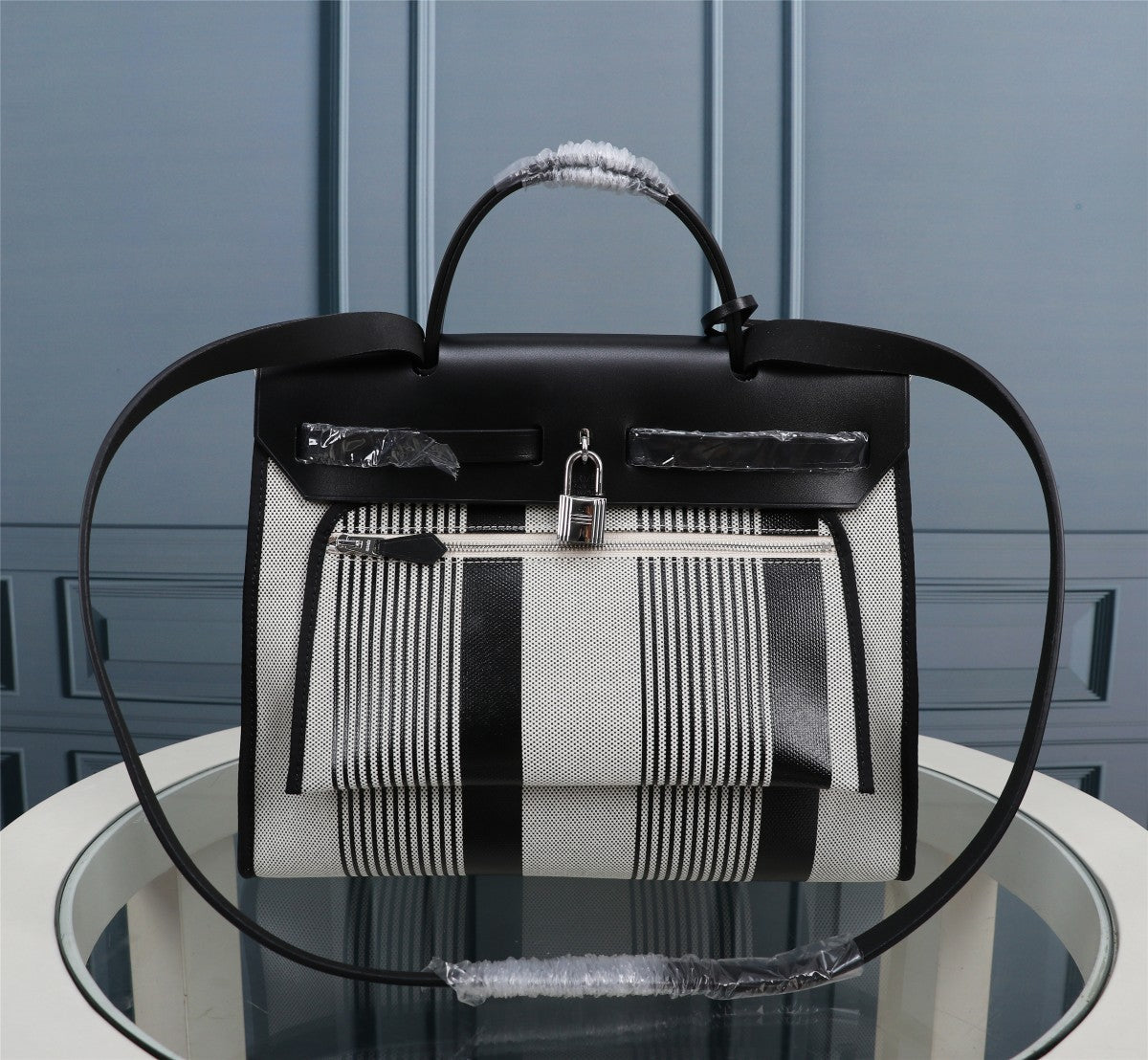 HM HERBAG ZIP 31 LONA CON MOTIVO DE LÍNEAS EN BLANCO Y NEGRO