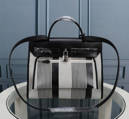 HM HERBAG ZIP 31 LONA CON MOTIVO DE LÍNEAS EN BLANCO Y NEGRO