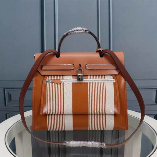 HM HERBAG ZIP 31 LONA CON MOTIVOS DE LÍNEAS EN COLOR CINDER Y CREMA