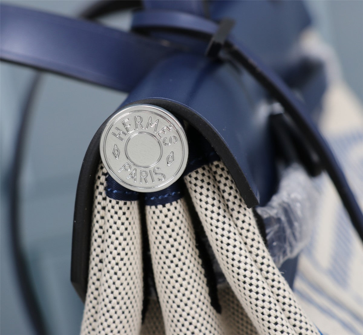 HM HERBAG ZIP 31 LONA CON MONOGRAMA AZUL MARINO Y CREMA
