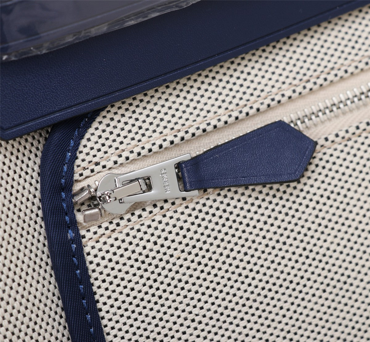 HM HERBAG ZIP 31 LONA CON MONOGRAMA AZUL MARINO Y CREMA