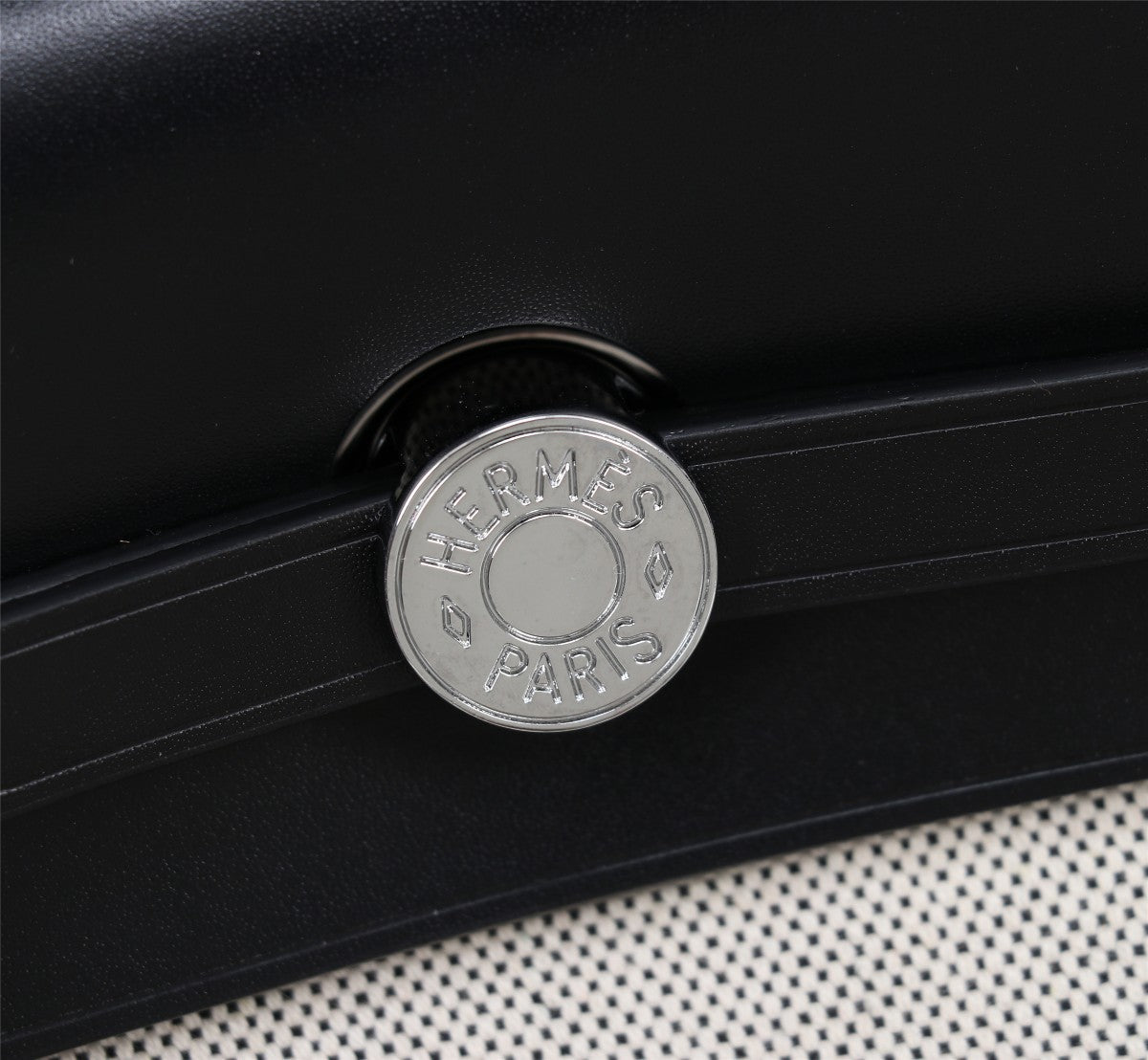 HM HERBAG ZIP 31 LONA CON MOTIVO DE CABALLO EN BLANCO Y NEGRO
