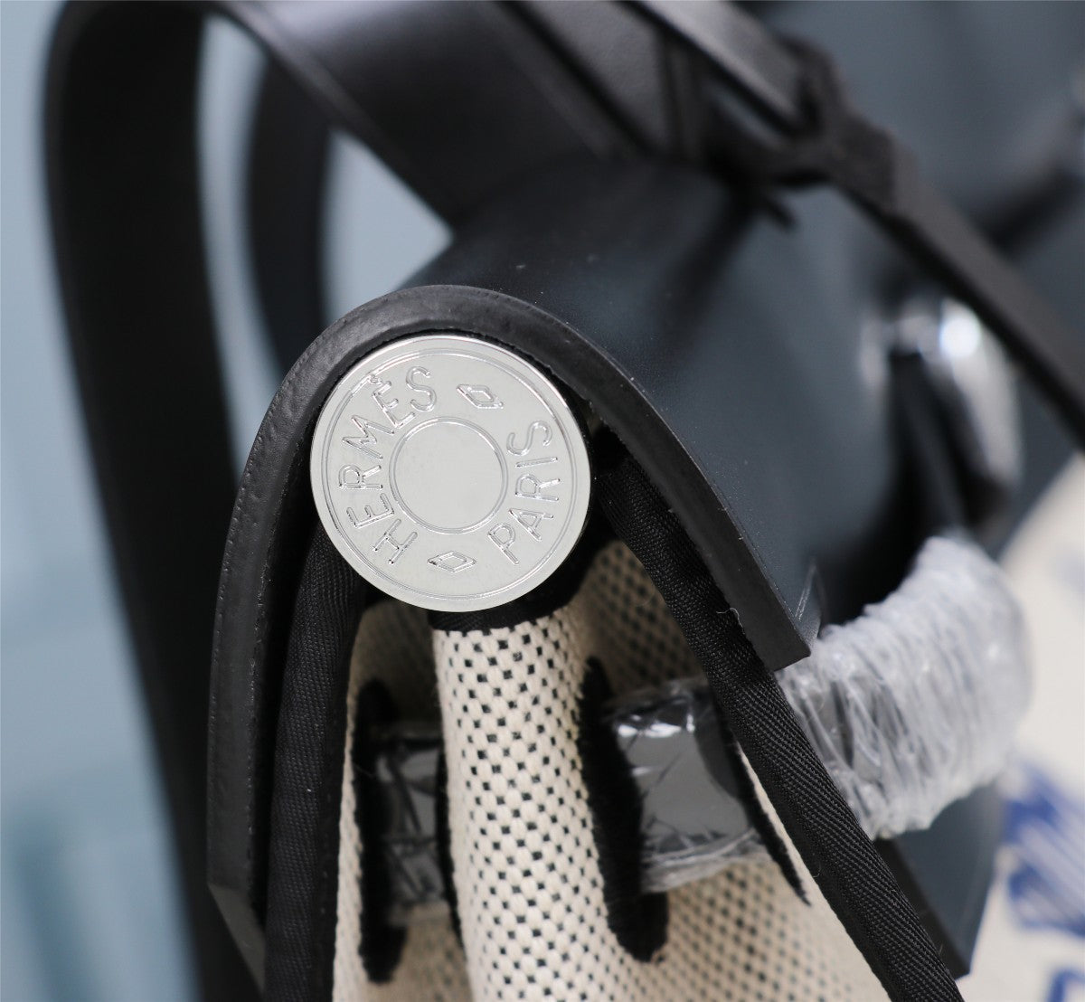 HM HERBAG ZIP 31 LONA CON MOTIVO DE CABALLO EN BLANCO Y NEGRO