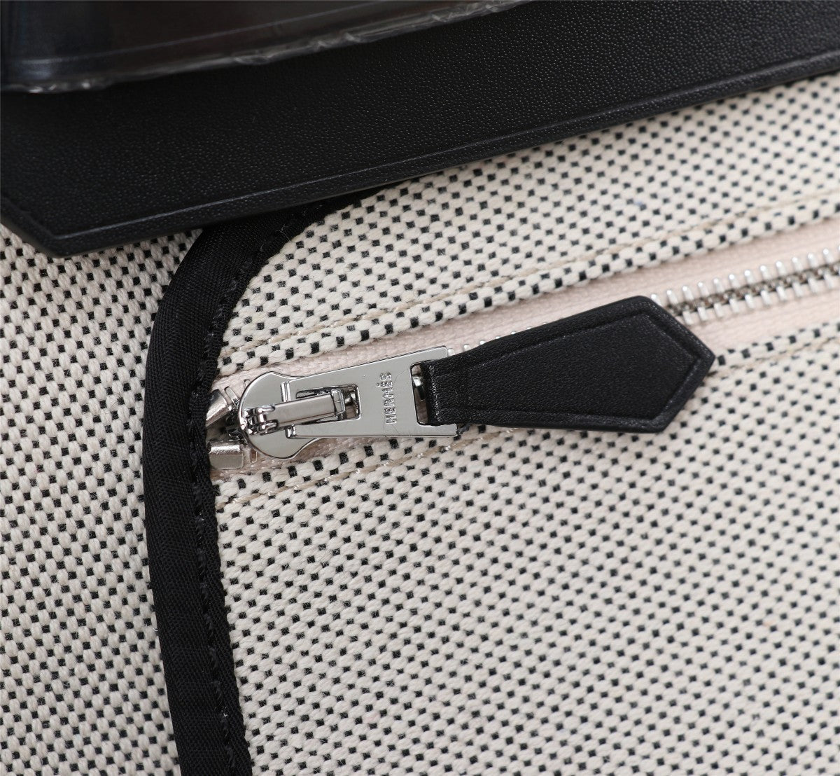 HM HERBAG ZIP 31 LONA CON MOTIVO DE CABALLO EN BLANCO Y NEGRO