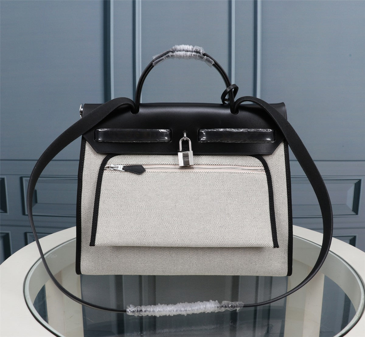 HM HERBAG ZIP 31 LONA CON MOTIVO DE CABALLO EN BLANCO Y NEGRO