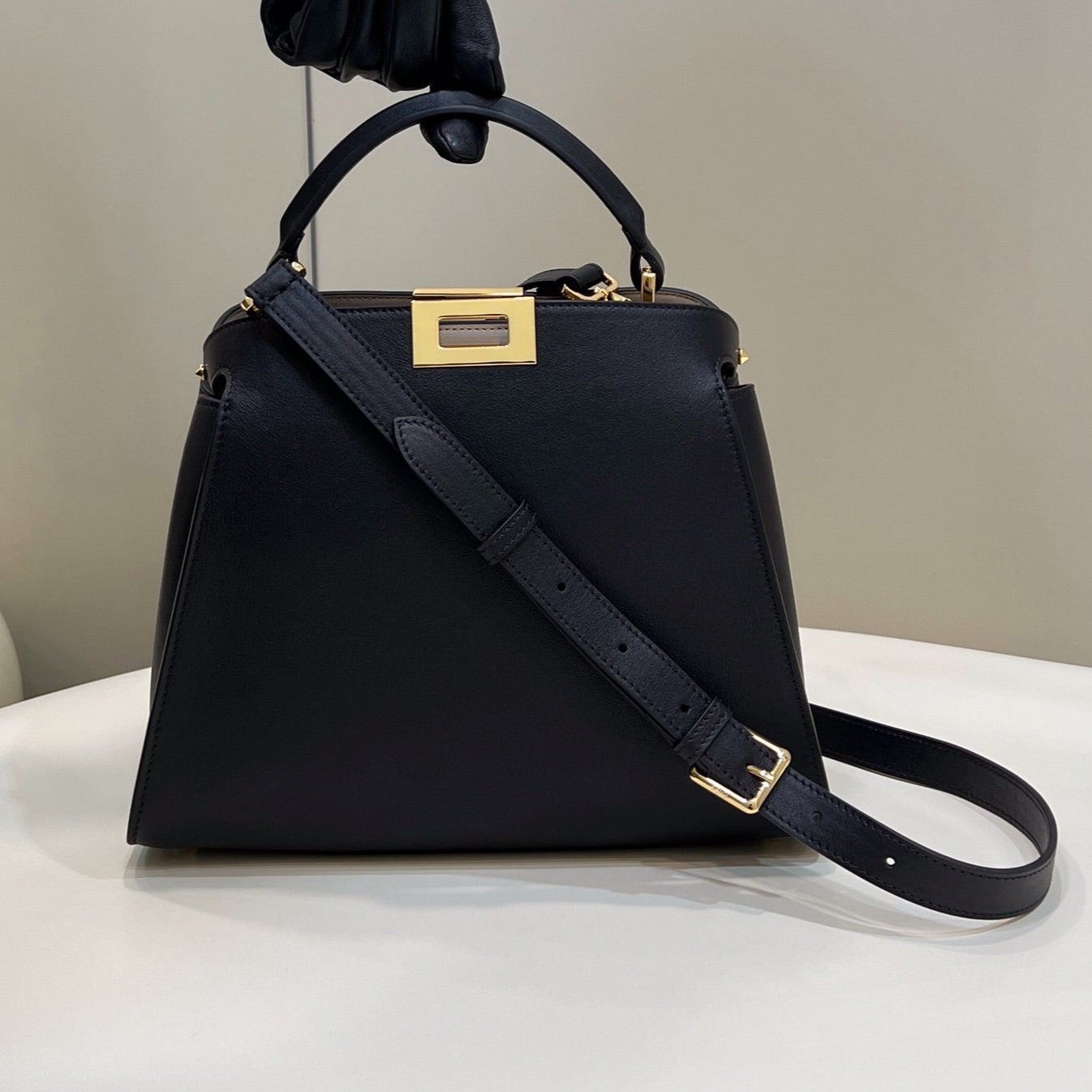 FENDI PEEKABOO 27 EN PIEL DE BECERRO NEGRA CON HERRAJES DORADOS