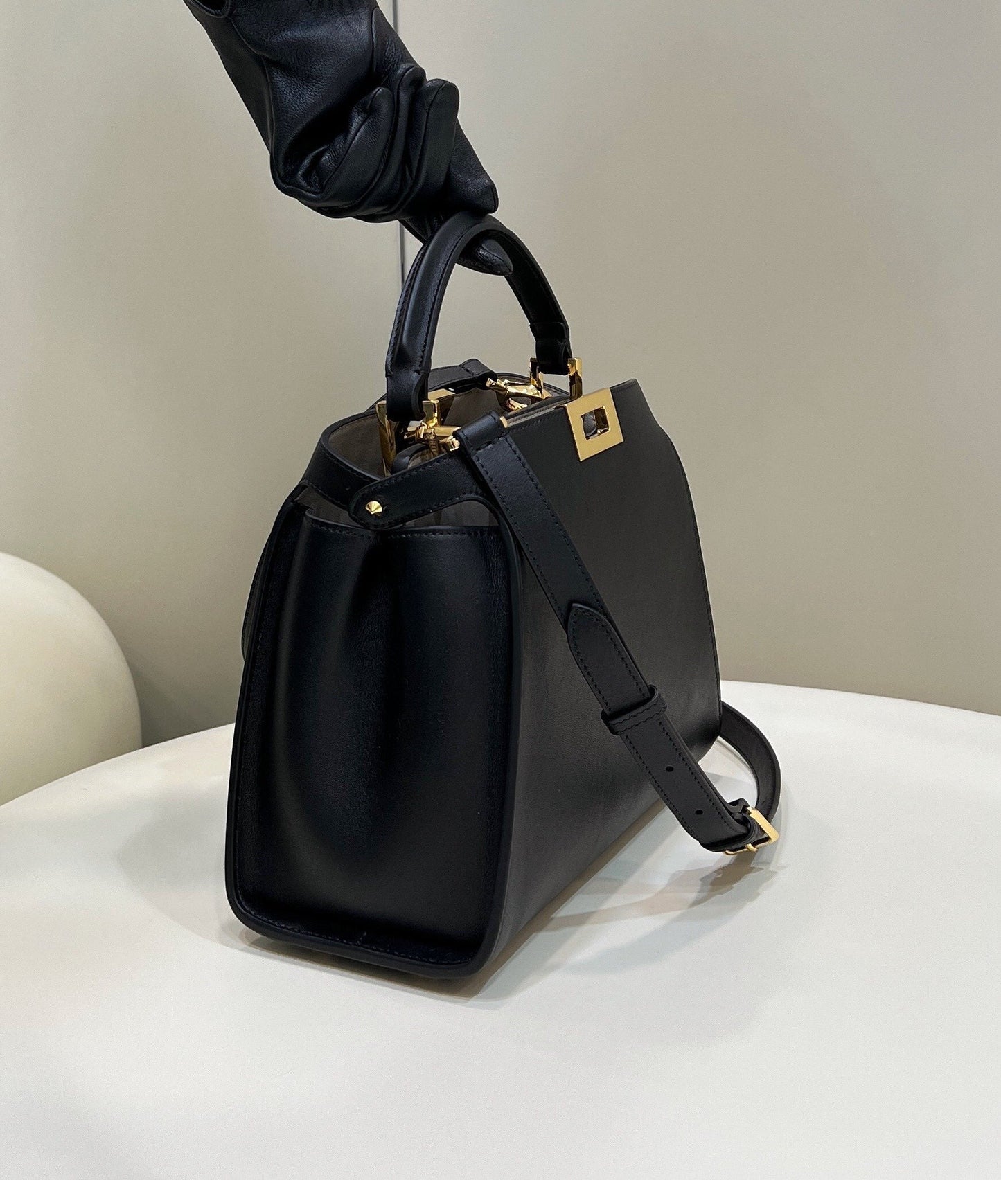 FENDI PEEKABOO 27 EN PIEL DE BECERRO NEGRA CON HERRAJES DORADOS