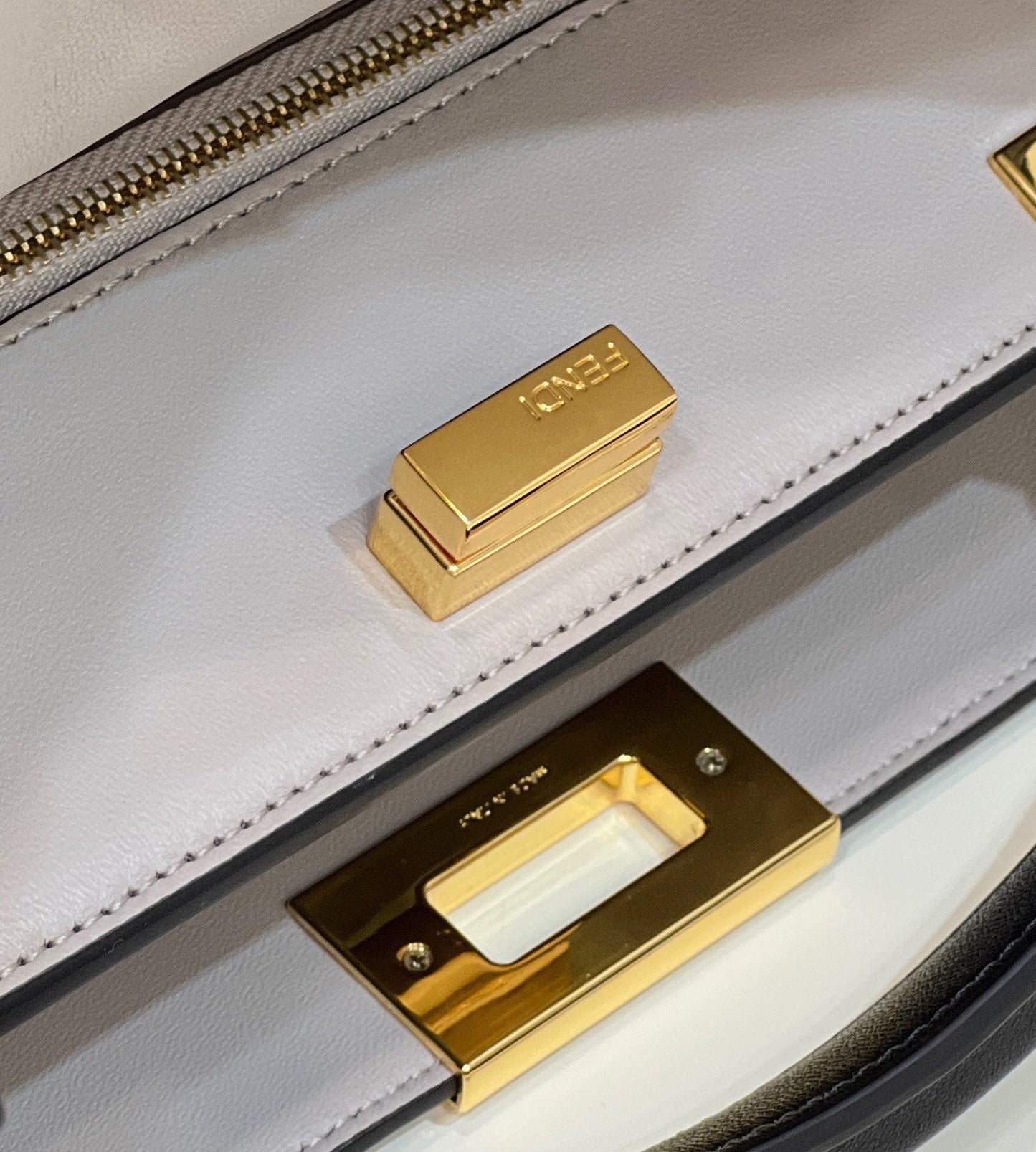 FENDI PEEKABOO 27 EN PIEL DE BECERRO NEGRA CON HERRAJES DORADOS