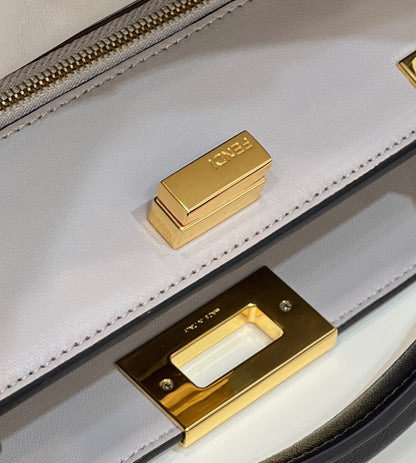 FENDI PEEKABOO 27 EN PIEL DE BECERRO NEGRA CON HERRAJES DORADOS