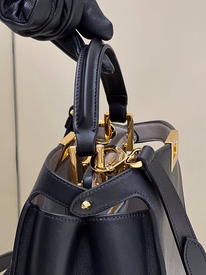 FENDI PEEKABOO 27 EN PIEL DE BECERRO NEGRA CON HERRAJES DORADOS