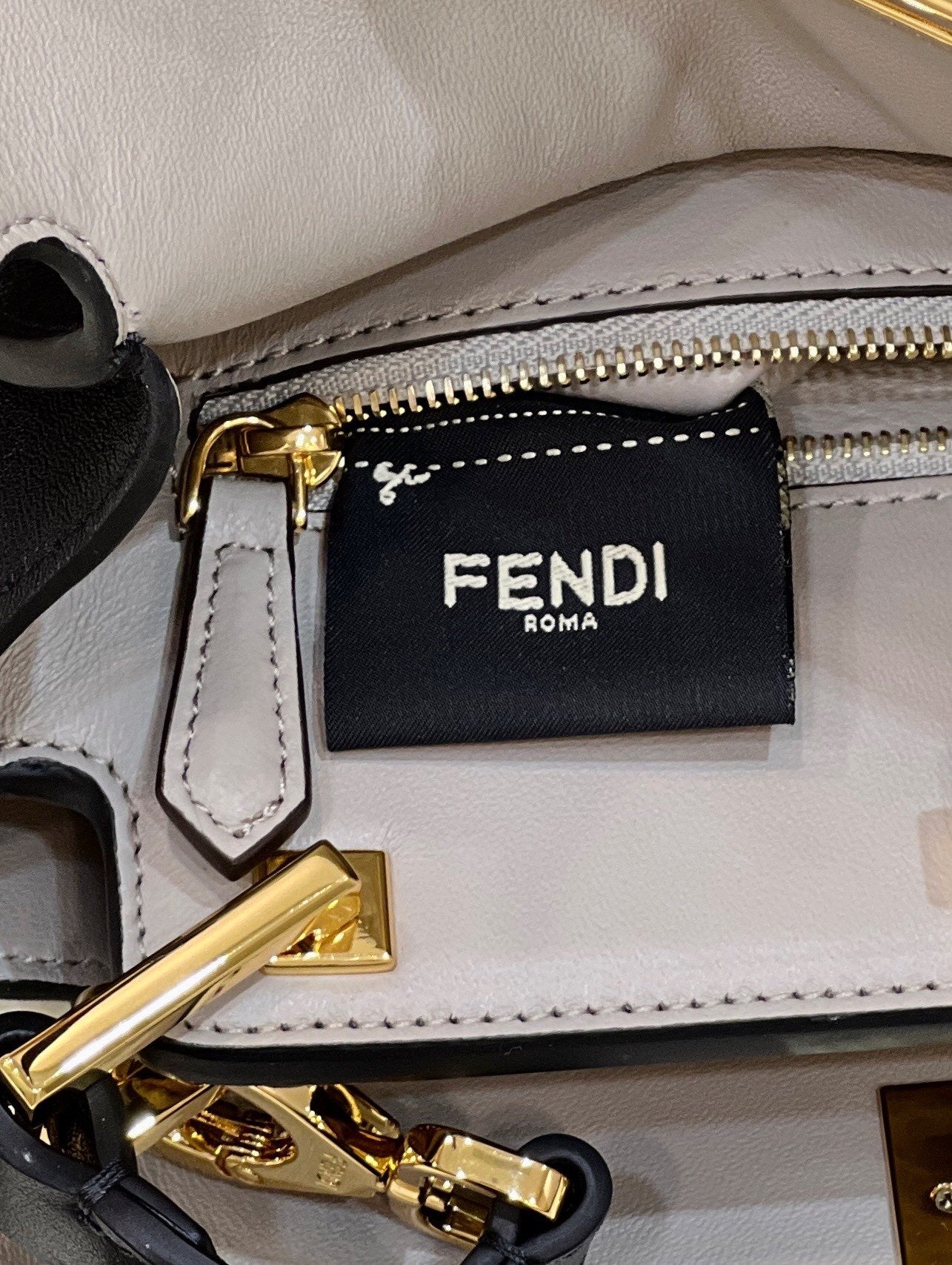 FENDI PEEKABOO 27 EN PIEL DE BECERRO NEGRA CON HERRAJES DORADOS