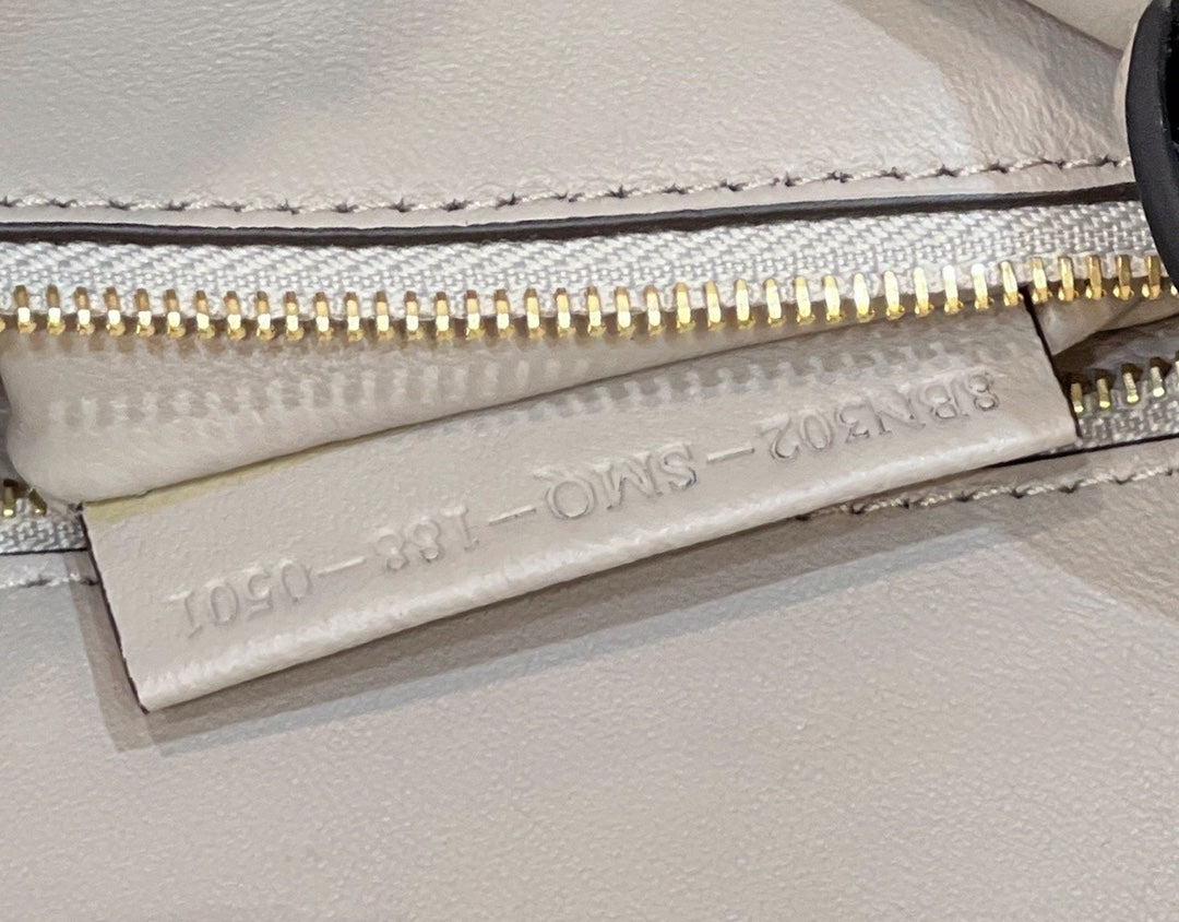 FENDI PEEKABOO 27 EN PIEL DE BECERRO NEGRA CON HERRAJES DORADOS