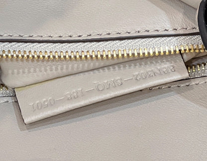FENDI PEEKABOO 27 EN PIEL DE BECERRO NEGRA CON HERRAJES DORADOS
