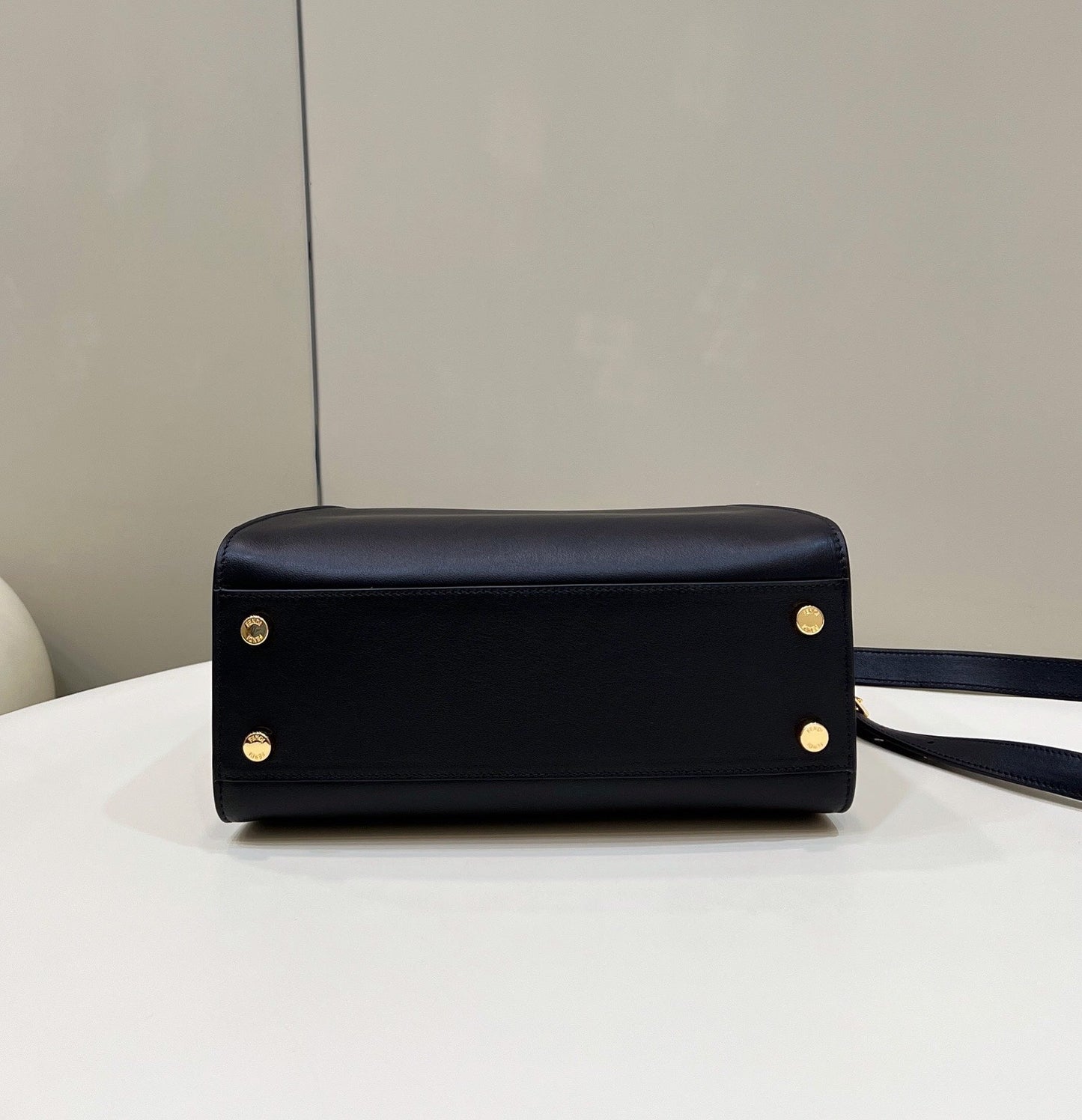 FENDI PEEKABOO 27 EN PIEL DE BECERRO NEGRA CON HERRAJES DORADOS