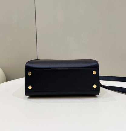FENDI PEEKABOO 27 EN PIEL DE BECERRO NEGRA CON HERRAJES DORADOS