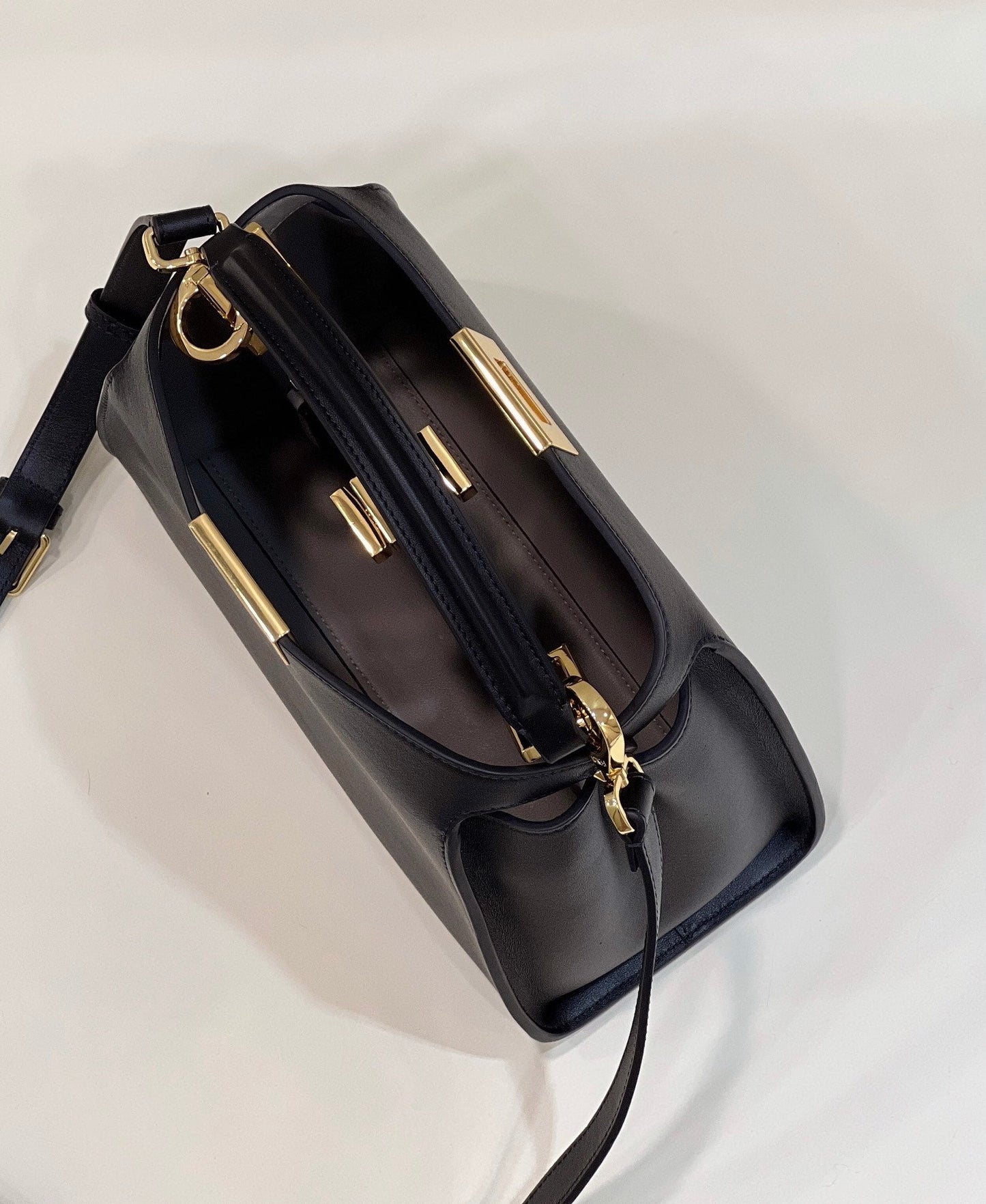 FENDI PEEKABOO 27 EN PIEL DE BECERRO NEGRA CON HERRAJES DORADOS