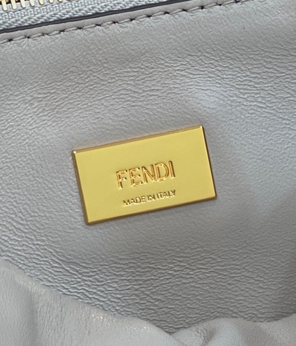 FENDI PEEKABOO 27 EN PIEL DE BECERRO NEGRA CON HERRAJES DORADOS