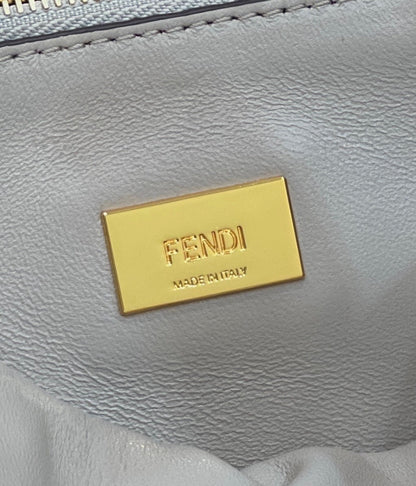 FENDI PEEKABOO 27 EN PIEL DE BECERRO NEGRA CON HERRAJES DORADOS