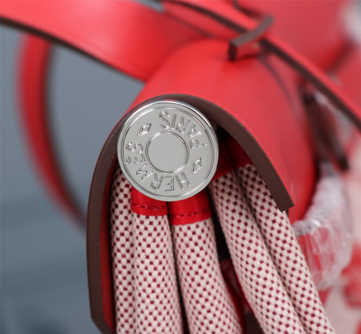 HM HERBAG ZIP 31 LONA CON MOTIVO DE CABALLO ROJO Y BLANCO