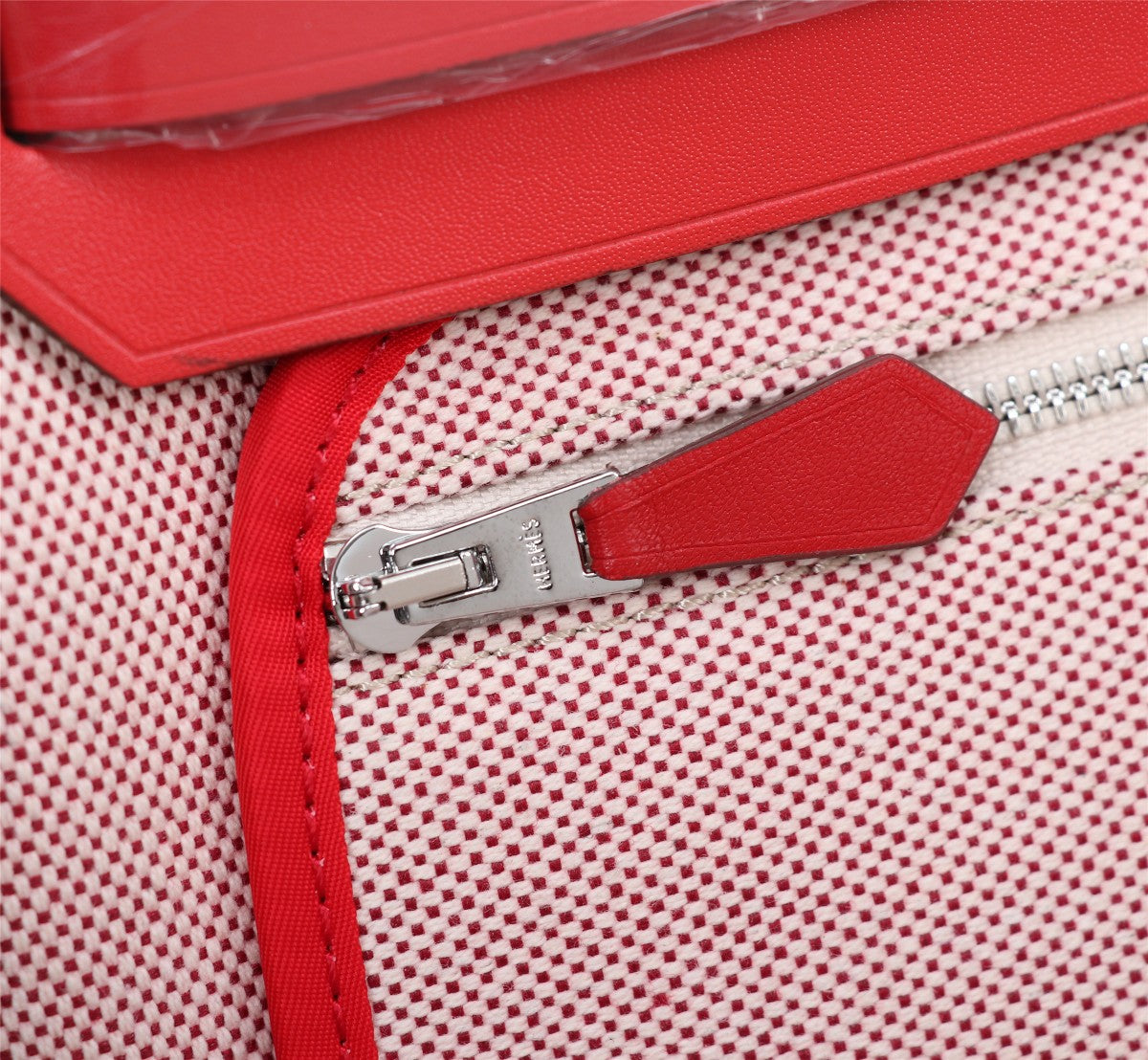 HM HERBAG ZIP 31 LONA CON MOTIVO DE CABALLO ROJO Y BLANCO