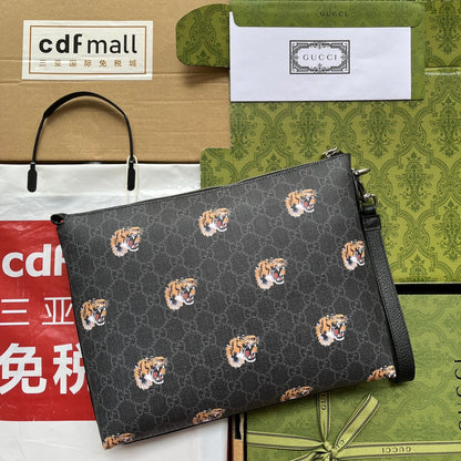 CLUTCH CON ESTAMPADO DE TIGRE 30 EN LONA MONOGRAMA NEGRA