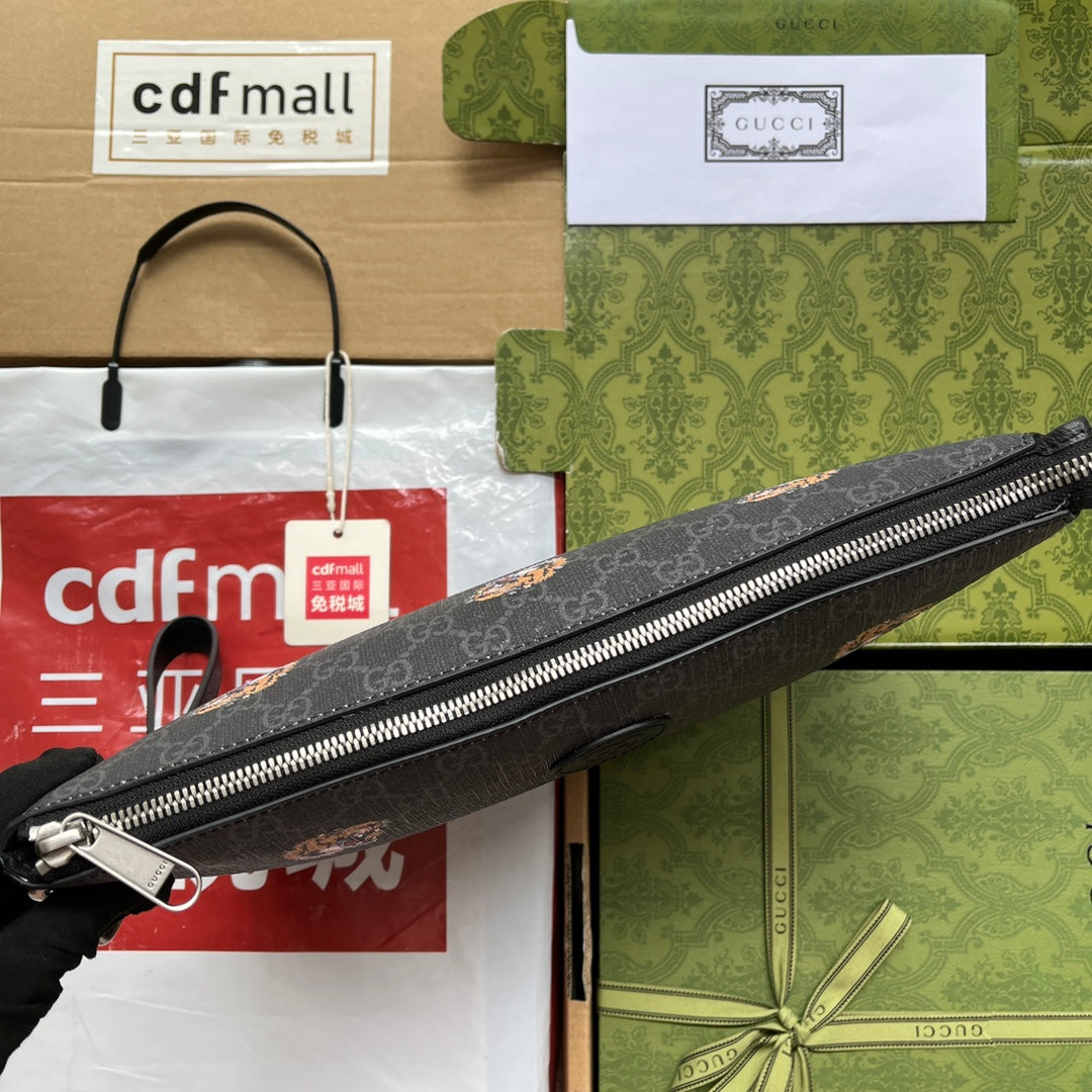 CLUTCH CON ESTAMPADO DE TIGRE 30 EN LONA MONOGRAMA NEGRA
