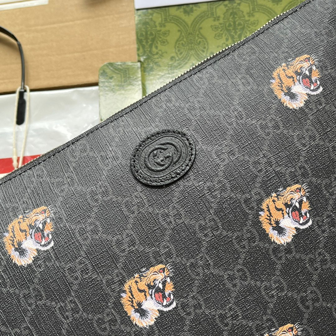 CLUTCH CON ESTAMPADO DE TIGRE 30 EN LONA MONOGRAMA NEGRA