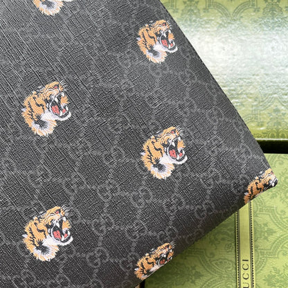CLUTCH CON ESTAMPADO DE TIGRE 30 EN LONA MONOGRAMA NEGRA