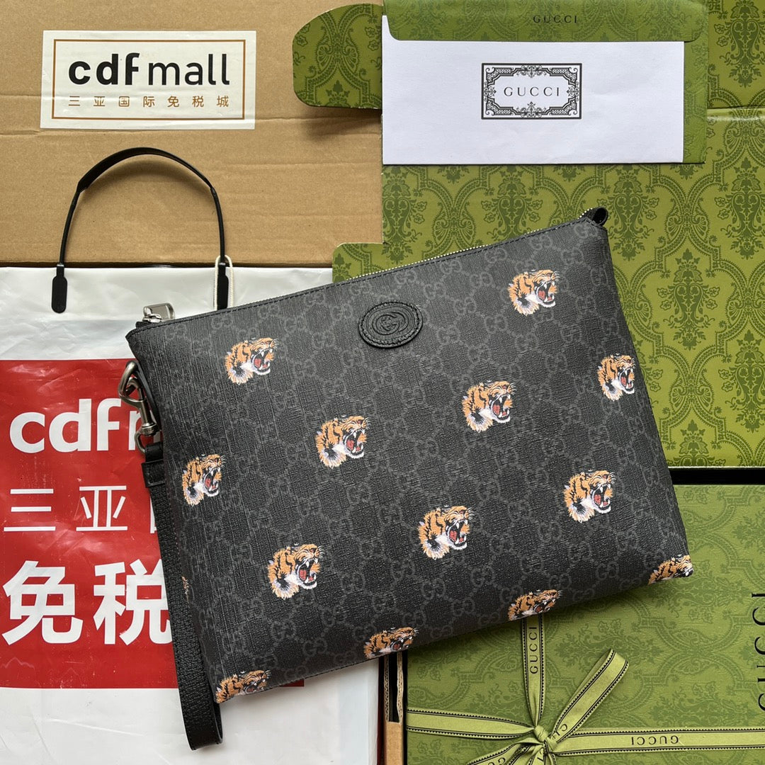 CLUTCH CON ESTAMPADO DE TIGRE 30 EN LONA MONOGRAMA NEGRA