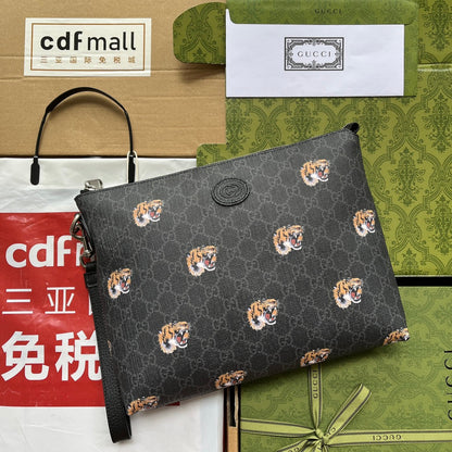 CLUTCH CON ESTAMPADO DE TIGRE 30 EN LONA MONOGRAMA NEGRA