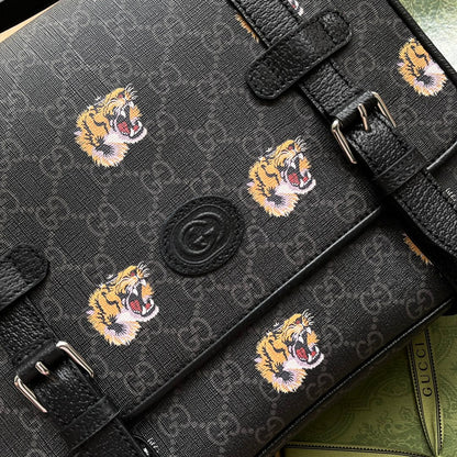 BOLSO MENSAJERO 28 CON ESTAMPADO DE TIGRE EN LONA NEGRA Y ADORNO DE CUERO