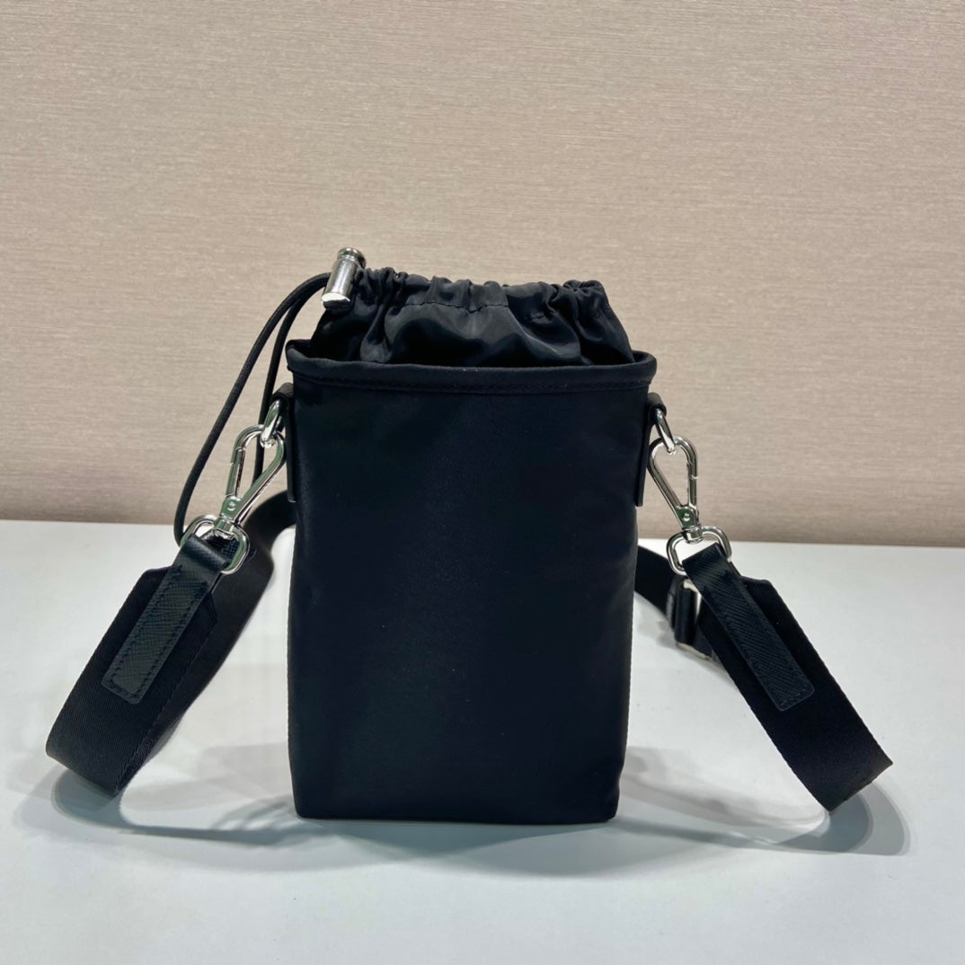 BOLSA PARA TELÉFONO 18 EN RE-NYLON NEGRO