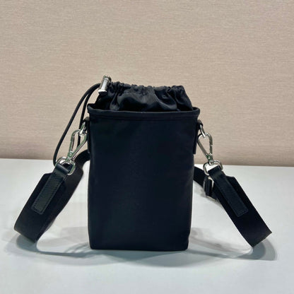 BOLSA PARA TELÉFONO 18 EN RE-NYLON NEGRO