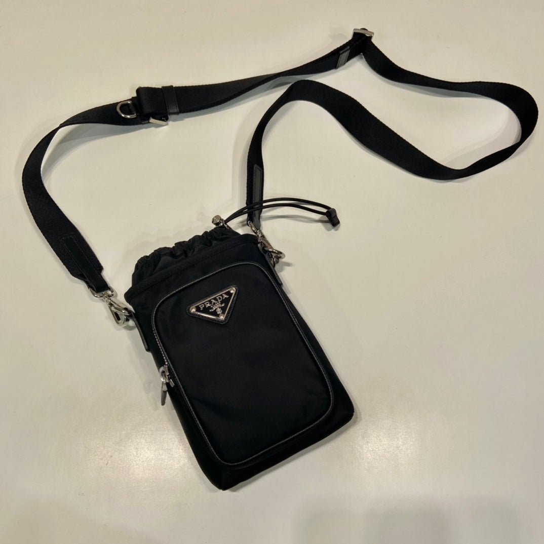 BOLSA PARA TELÉFONO 18 EN RE-NYLON NEGRO