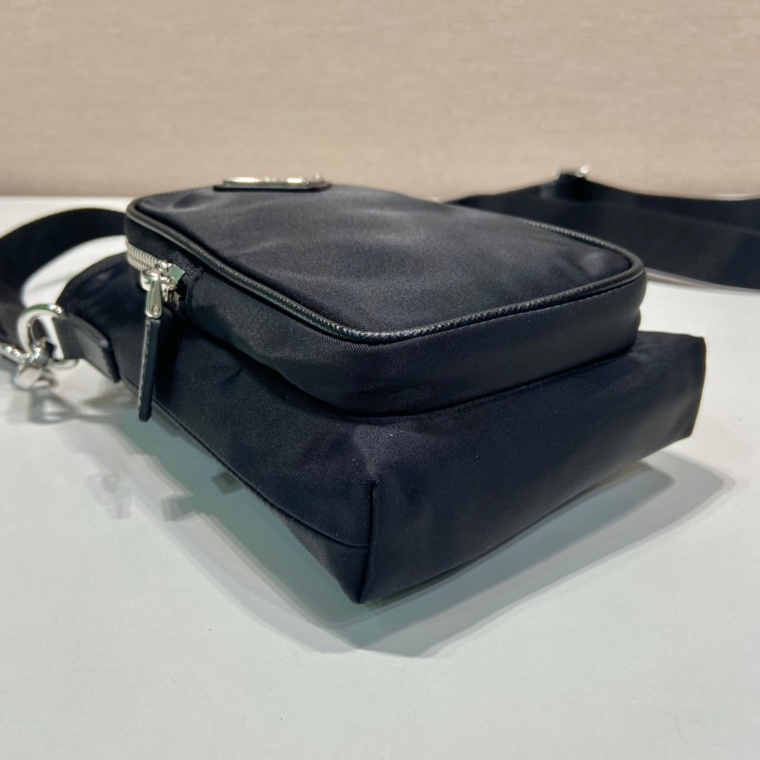 BOLSA PARA TELÉFONO 18 EN RE-NYLON NEGRO
