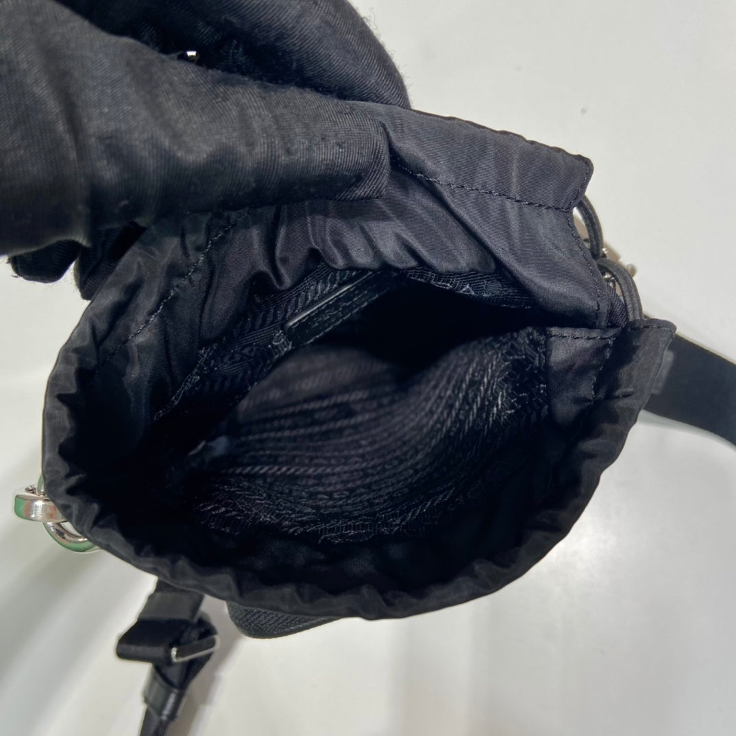 BOLSA PARA TELÉFONO 18 EN RE-NYLON NEGRO