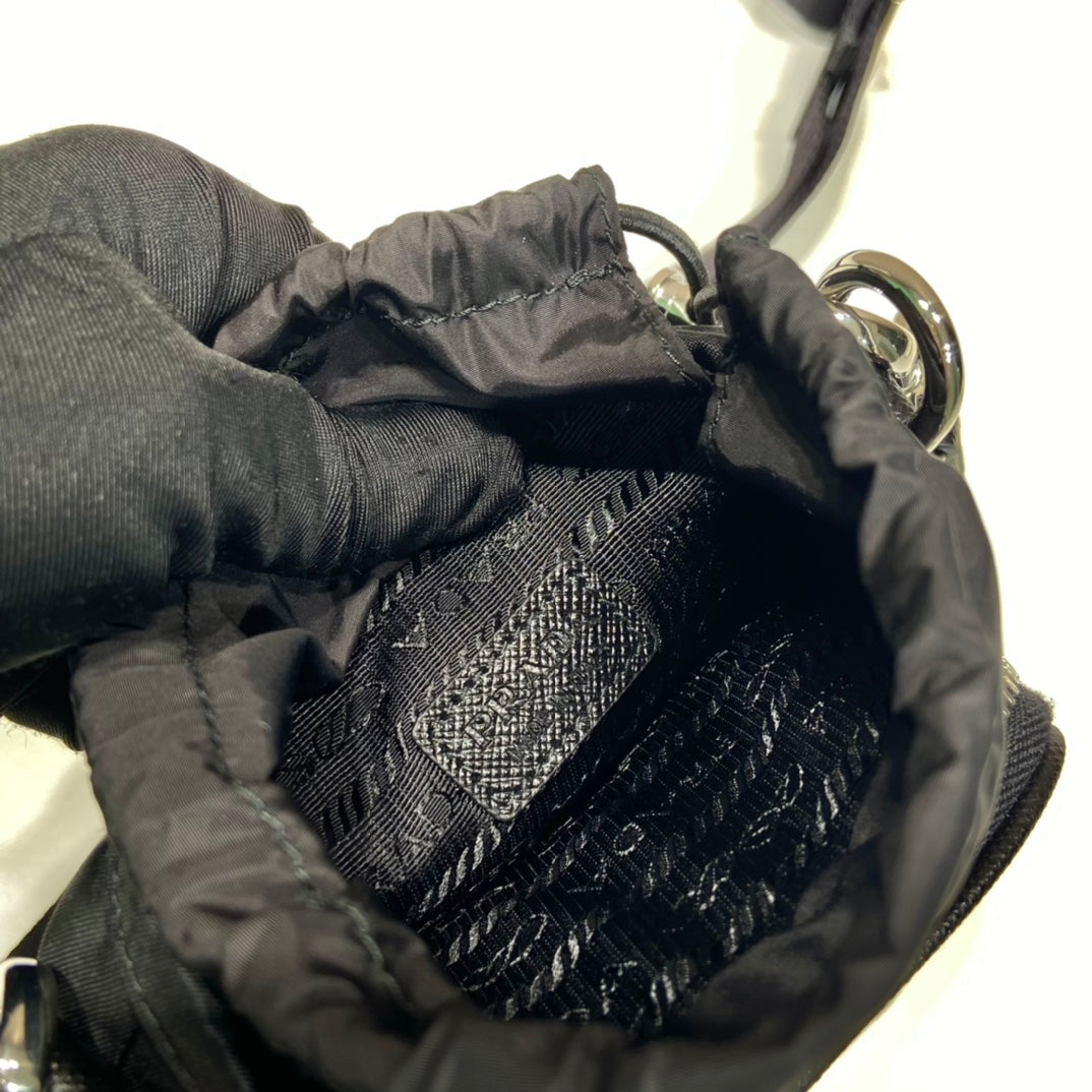 BOLSA PARA TELÉFONO 18 EN RE-NYLON NEGRO