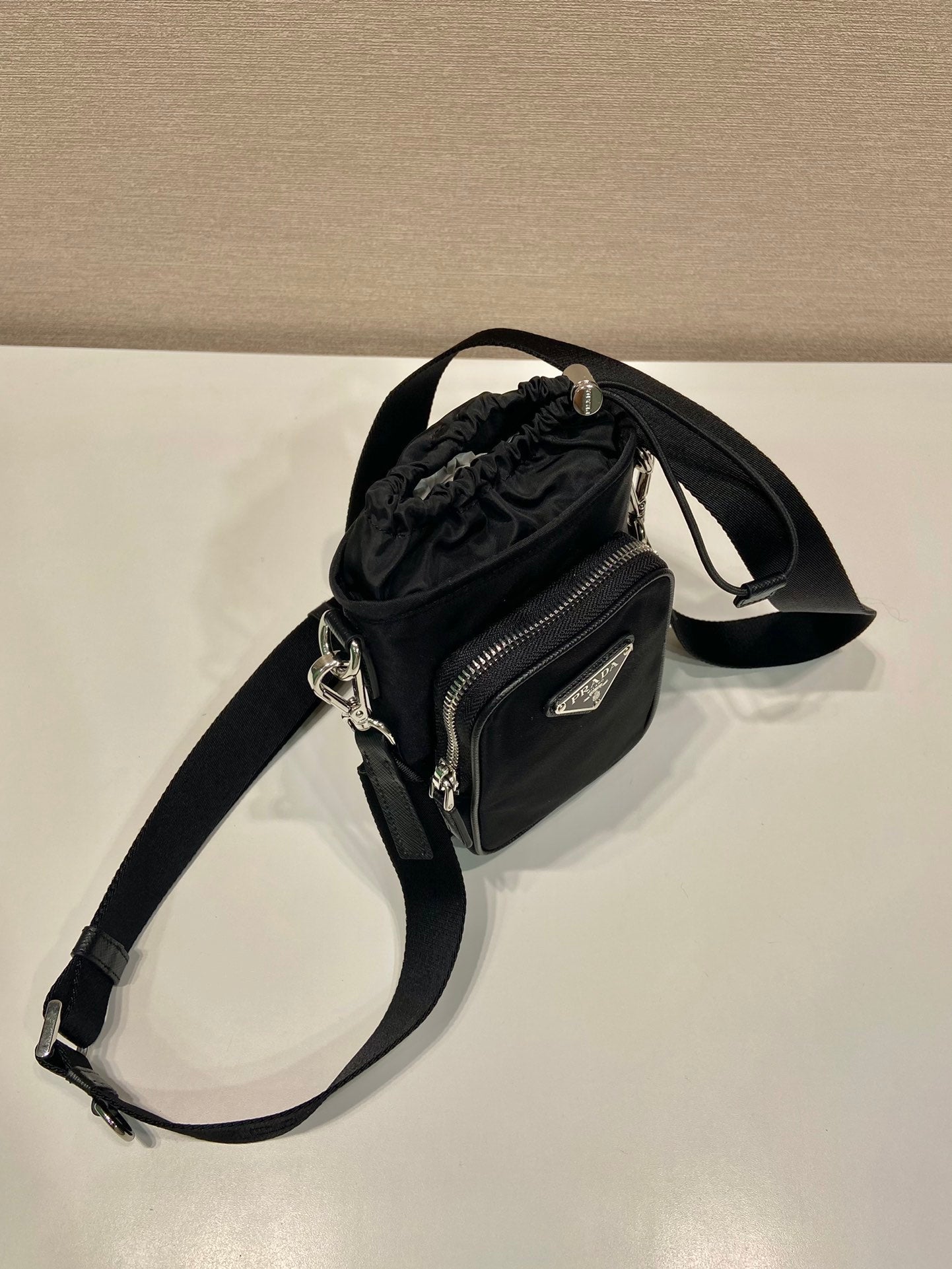 BOLSA PARA TELÉFONO 18 EN RE-NYLON NEGRO
