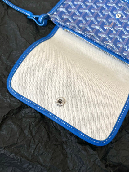 CARTERA DE BOLSILLO PLUMET 20 EN LONA GOYARDINE AZUL ZAFIRO Y RIBETE DE PIEL DE CORDERO